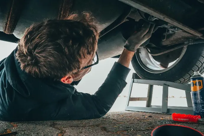 technieker onder wagen